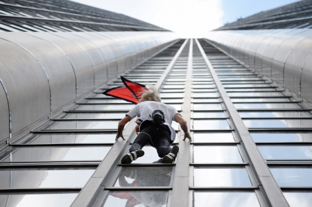 4月28日下午，法国蜘蛛侠阿兰•罗伯特（Alain Robert）徒手攀登蒙帕纳斯大楼。(AFP/Getty Images)