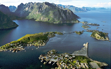 挪威北部海中的罗弗敦群岛。（Michael Haferkamp/维基百科）