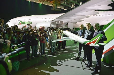 意大利航空4日在罗马费米奇诺机场举行了隆重的启动仪式。（AFP/Getty Images)