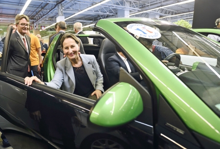 法国环保部长罗雅尔在2014年巴黎国际车展上试坐电动车。 (AFP/Getty Images)