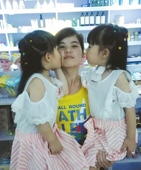 刘刚容和她的双胞胎女儿（网络图片）