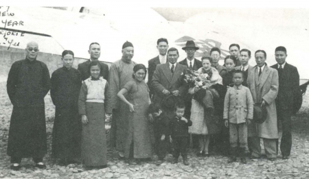 1938年11月16日，高醇芳的父亲高士愚与母亲施嘉德（前排中）抵达重庆珊瑚坝机场。