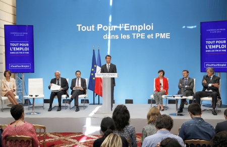6月9日，法国总理瓦尔斯在爱丽舍宫宣布了18条简化中小型企业雇佣程序的措施 (Getty Images)