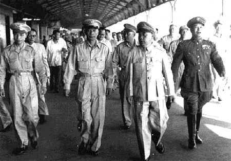 1953年，第一批“富台部队”（见后注）官兵在黄杰（左二）的率领下抵达台湾高雄。（网络图片）