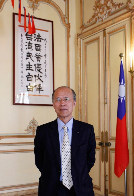 吕庆龙先生在驻法国台北代表处（摄影：看中国/林莲怡）