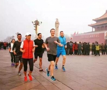 马克·扎克伯格在Facebook上晒出其跑步经过天安门广场的照片。（网页截屏）