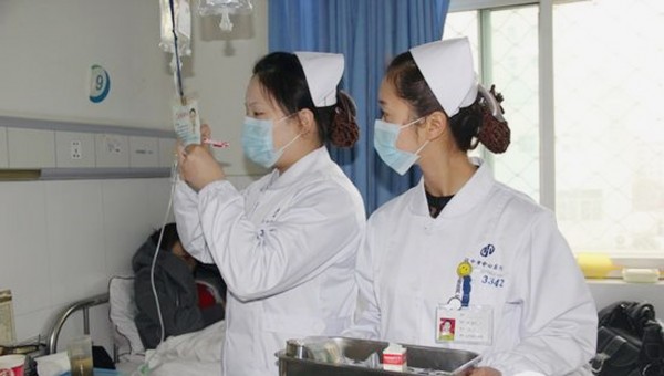 两名护士正在为病人换药。（网络图片）