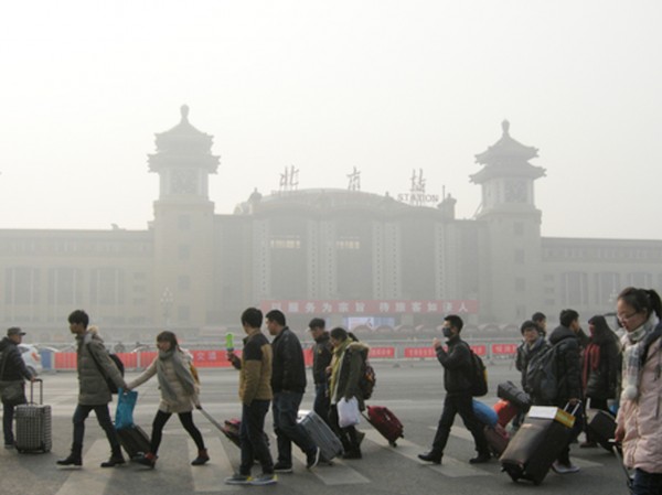 2014年01月16日，2014年全国春运第一天，北京站站前广场的旅客。