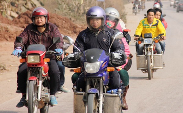 2014年1月17日，在粤桂交界的广西梧州市藤县路段，返乡摩托车手在行进中。