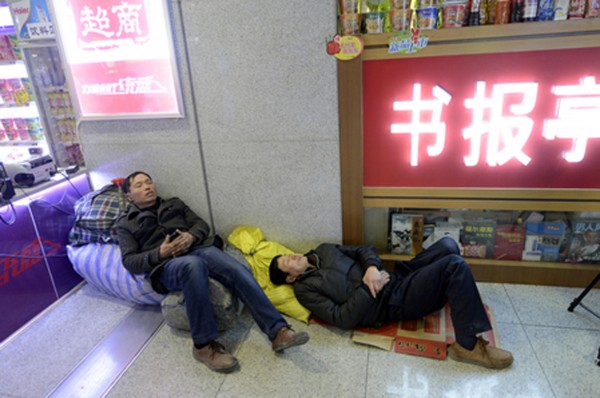 2014年01月17日，济南，返乡的民工躺在行李上小憩。
