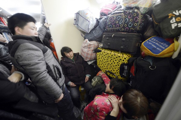 2014年01月17日，济南到汉口的列车很多旅客不能洗手洗脸，洗刷台全部被行李占领。