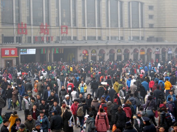 2014年01月16日，2014年全国春运第一天，北京站站前广场的旅客