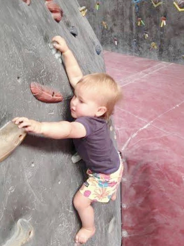 20个月大的艾莉在没有安全绳的情况下，独立进行攀登。（网络图片）