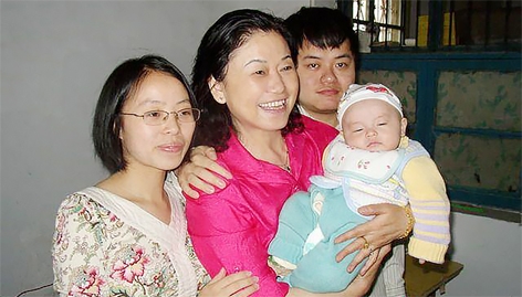 魏永康（右一）现在已是两个孩子的爸爸。（网络图片）