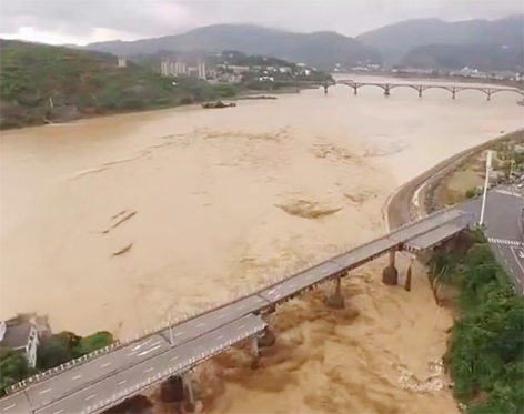 316国道福建闽清县溪口大桥被洪水冲塌。（网络图片）