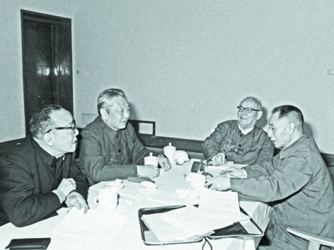 1980年春，习仲勋（左二）在广州与叶剑英(右二)、胡耀邦(右一)交谈。(网络图片)