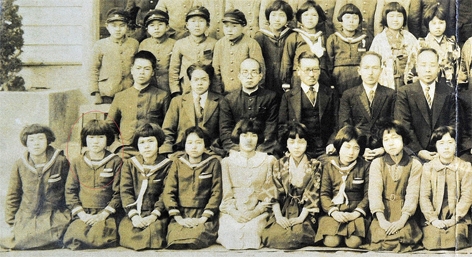 水崎秀子(前排左二)的小学毕业照