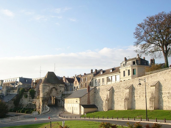 拉昂古城墙(维基百科）