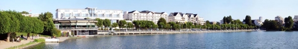 从昂冈Barrière赌场的露台看昂冈湖对岸的餐厅、水疗中心和酒店。（Daniel Harrison/维基百科）