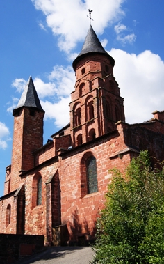 红土城建于中世纪的圣皮埃尔教堂(Glaurent/维基百科)