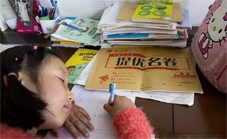 一位三年级的小朋友放学后趴在桌上写作业，写着写着就睡着了。