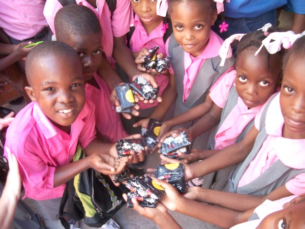 贫困国家的孩子收到塞普勒公司捐赠的肥皂。