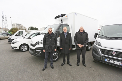 VIS商用车辆服务公司总裁Bernard Fournial（右）、依维柯/菲亚特销售主管Alain Sicot（中）、Villejuif菲亚特商用车经理Davi