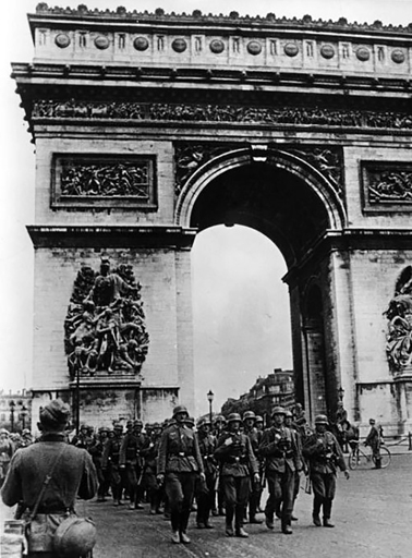 1940年6月14日德军占领巴黎，在凯旋门举行阅兵。（公有领域）