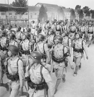 经由与德国军事合作而脱胎换骨的国民革命军，配有M35德式钢盔及德式装备。（公有领域）