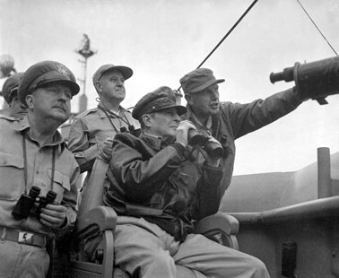 韩战中著名的仁川登陆，是麦克阿瑟战术指挥的又一颠峰之作，图为1950年9月15日，麦克阿瑟在麦金利山号巡洋舰(AGC-7)上观看仁川滩头情况。（公有领域）