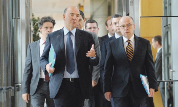 法国财政部长莫斯科维奇(Pierre Moscovici)(左)和预算部长卡桑纳夫（Bernard Cazeneuve）（右）（AFP/Getty Images