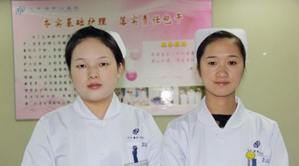 夺刀救人的90后护士刘秋兰（左）和邓琼月（右）。（网络图片）