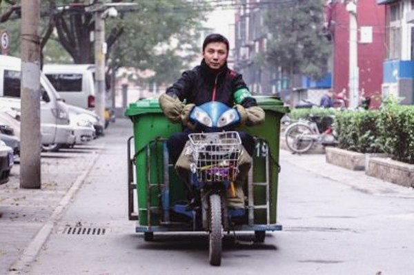 80后北京海归小伙儿李震“捡垃圾”。（网络图片）
