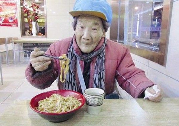 刘光华在碱面馆吃面。（网络图片）