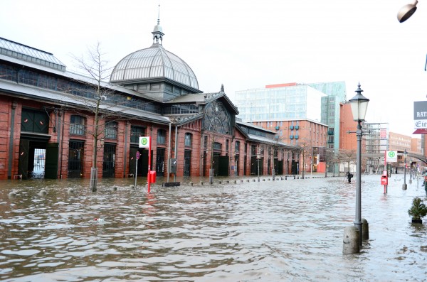 5日沙维尔风暴席卷德国北部，部分城市遭遇水灾。图为洪水漫入汉堡历史性建筑Fischmarkt。（AFP/Getty Images）