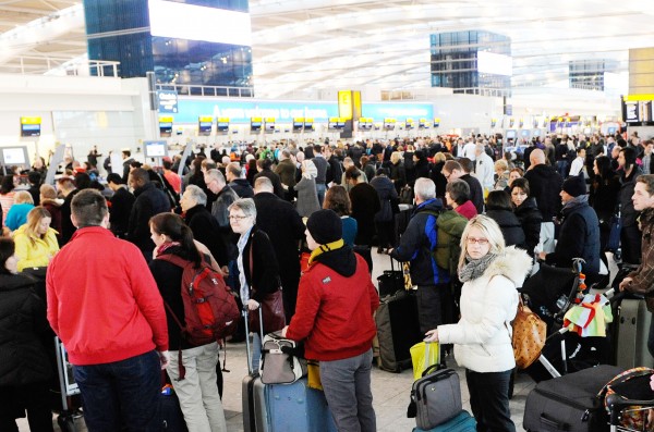 伦敦希思罗机场大厅内等待换登机牌的人群。（AFP/Getty Images）