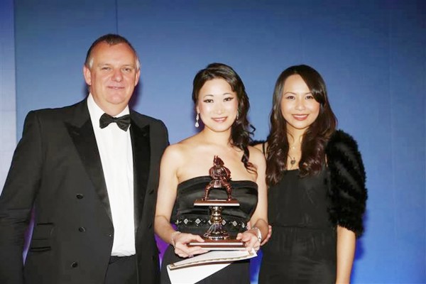 获奖人张筱燕女士(中)，右为华裔电视名厨黄净忆女士。