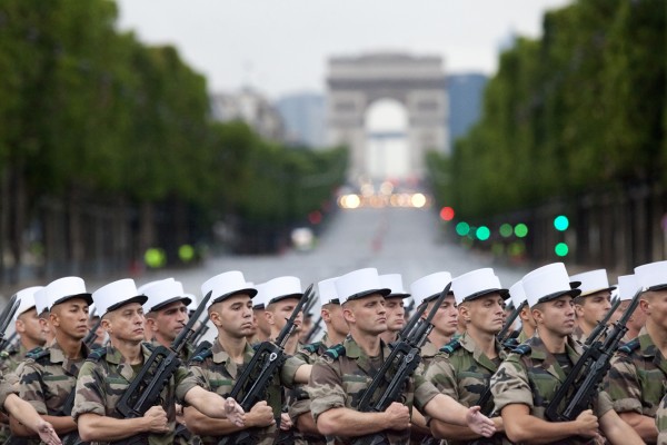  2012年7月，法国国庆阅兵仪式前的正在排练的外籍兵团方阵。(AFP/GettyImages)
