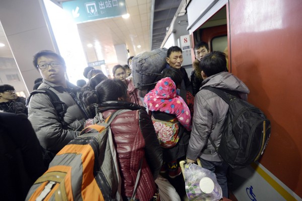 2014年01月17日，济南，乘客蜂拥挤向车门处。