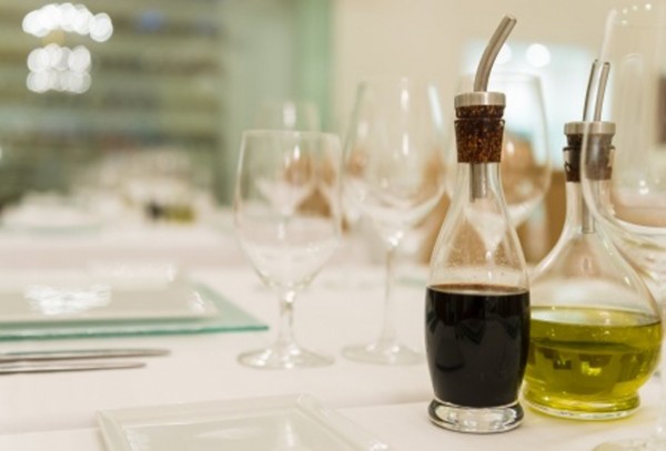 西班牙政府禁止餐厅使用可填充的橄榄油油瓶。(图片来源：123rf)