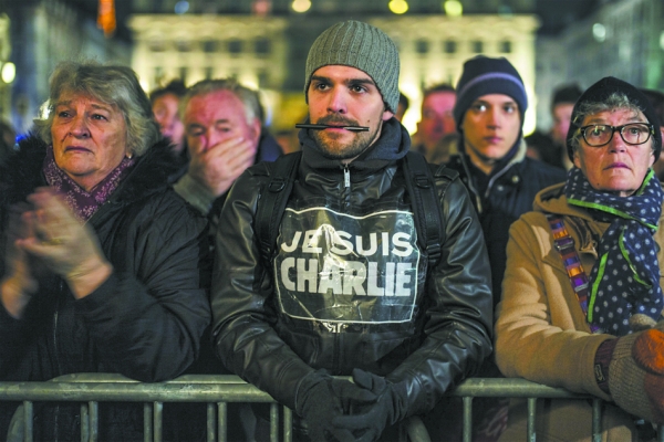 法国民众悼念《查理周刊》恐袭中的遇难者。(Getty Images)