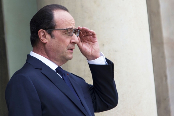 法国总统弗朗索瓦•奥朗德（François Hollande）在会议前立于总统官邸爱丽舍宫外的台阶上。（AFP/Getty Images）