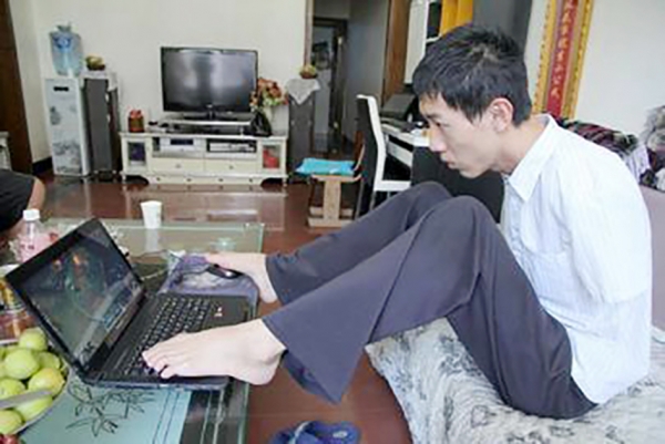 无臂男孩彭超以603分考入四川大学法学院。（网络图片）