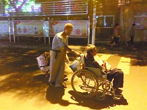 六旬老人推着偏瘫老伴徒步去海南。（网络图片）