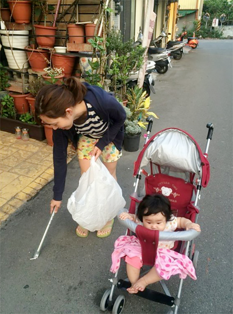 台湾的日籍媳妇田中美奈实在沿路捡垃圾。（网络图片）