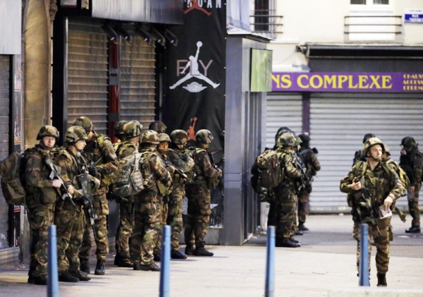 巴黎逾百军警发动大规模突袭行动 (AFP/Getty Images)