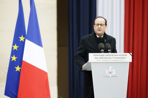 11月27日，法国总统奥朗德在荣军院的悼念仪式上讲话。（AFP/Getty Images）