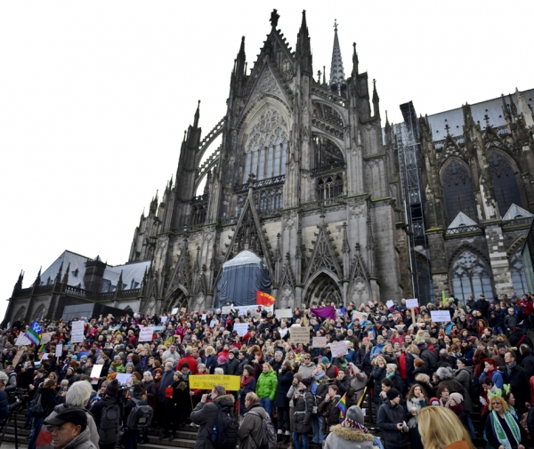 针对新年跨年夜大规模性侵与抢劫案的案情发展，数千名示威者，于科隆大教堂前举行了抗议活动。(AFP/Getty Images)