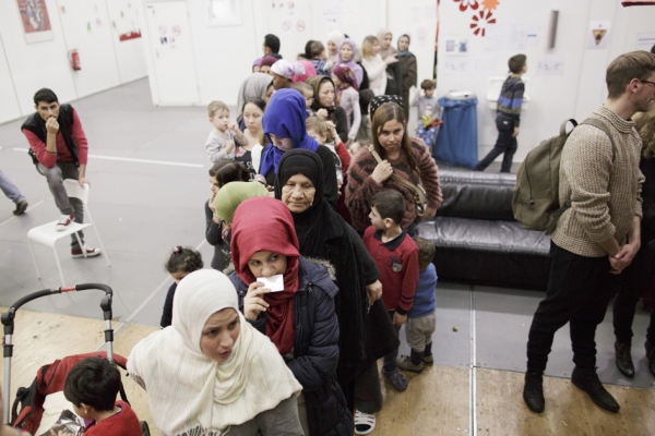 柏林排队领救济物资的难民（Getty Images）