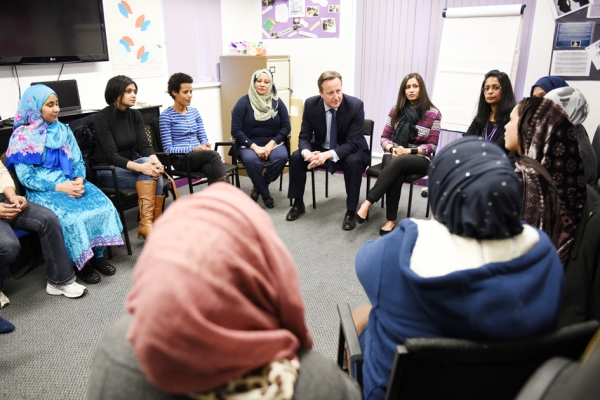 卡梅伦1月18日在利兹访问Shantona妇女中心时宣布，将投资2千万英镑帮助新移民学习英语。（Getty Images)